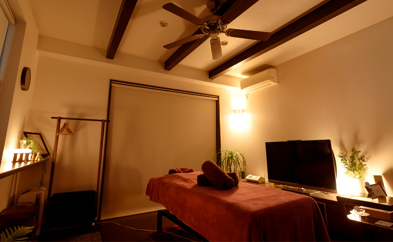 サロンへのアクセスは、京都市営バス「浄土寺停留所」から徒歩30秒ほどです。近隣には京都の観光名所である銀閣寺がありますが、周辺は閑静な雰囲気に包まれています。
左京区浄土寺のエリアでリラクゼーションサロンをお探しの方は、ぜひ当サロンにお越しください（ご予約優先制）。
